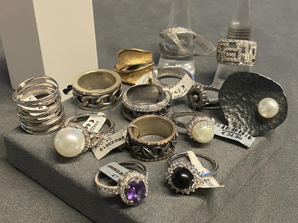 Anéis em prata e outros materiais