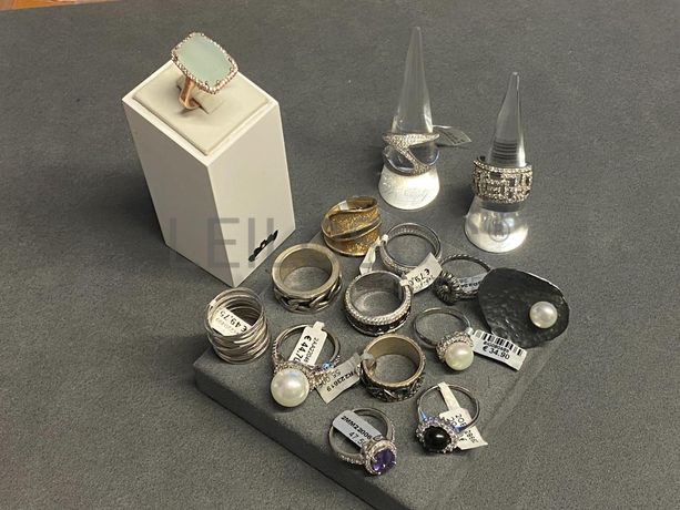 Anéis em prata e outros materiais