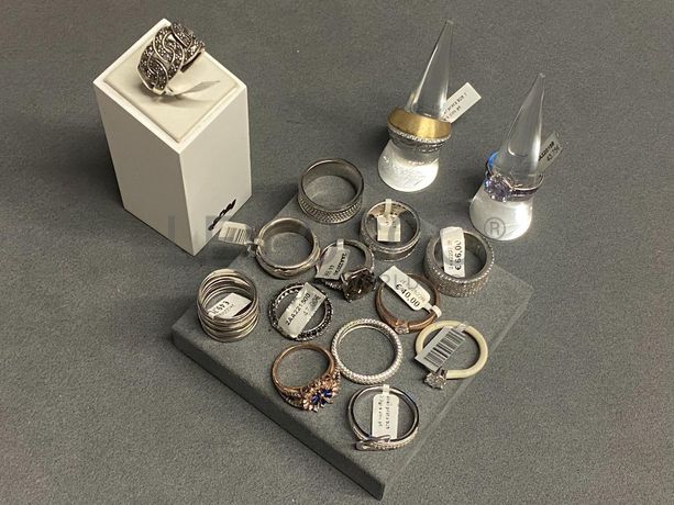 Anéis em prata e outros materiais