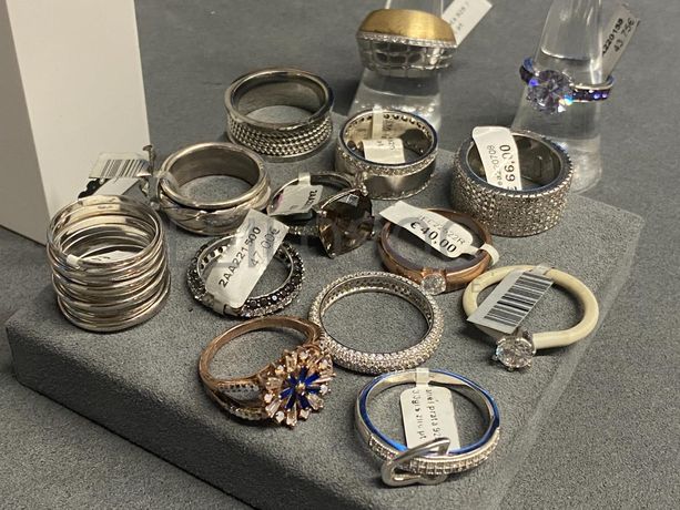 Anéis em prata e outros materiais