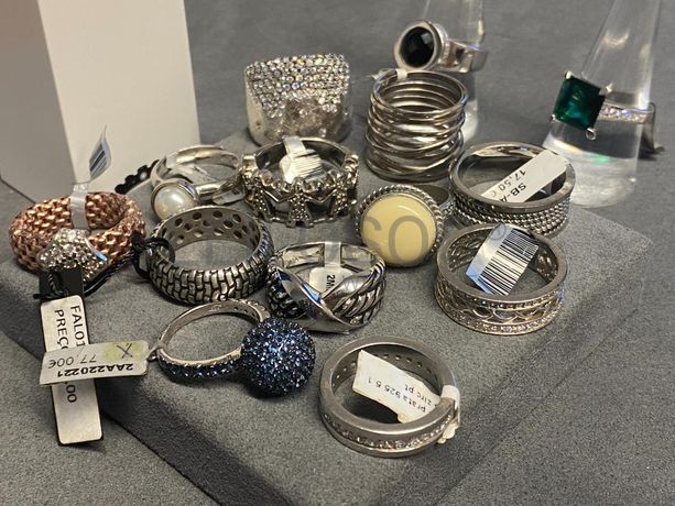 Anéis em prata e outros materiais