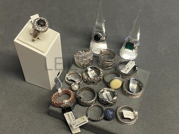 Anéis em prata e outros materiais