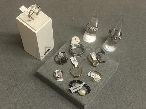 Anéis em prata e outros materiais