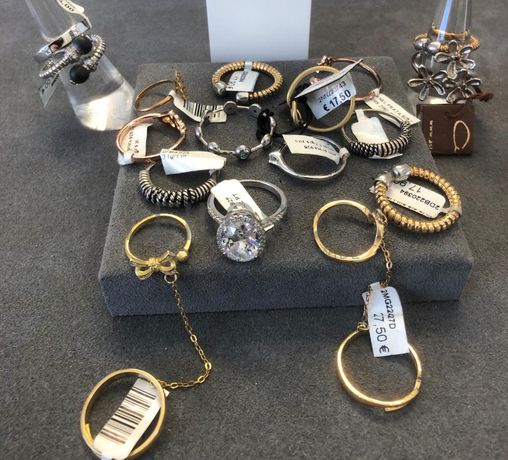 Anéis em prata e outros materiais