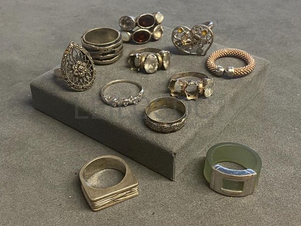 Anéis em prata e outros materiais