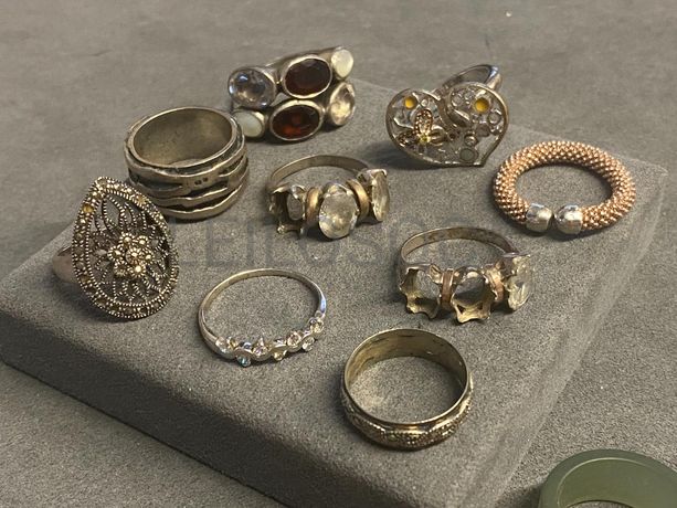 Anéis em prata e outros materiais