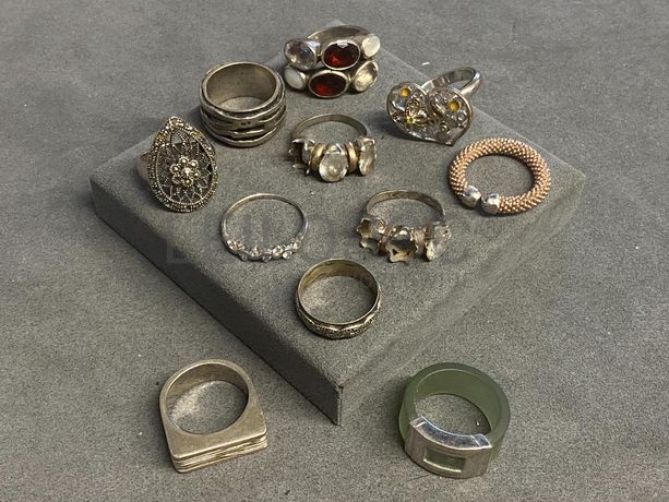 Anéis em prata e outros materiais