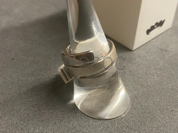 Anéis em prata e outros materiais