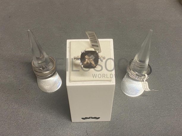 Anéis em prata e outros materiais