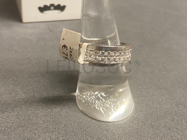 Anéis em prata e outros materiais