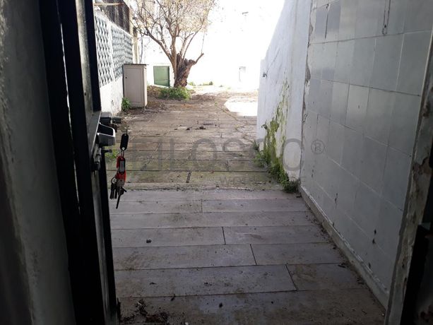 Edifício 3 Pisos c/ Logradouro · Estrela, Lisboa