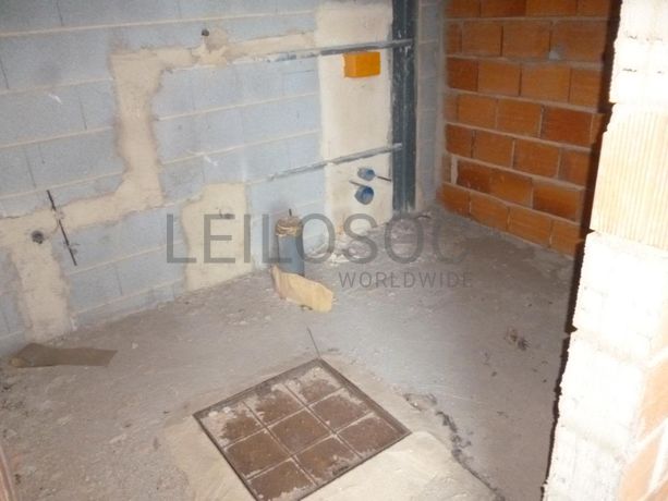 Lote para Construção c/ Benfeitoria de Armazém Industrial · Aguada de Cima, Águeda