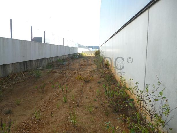 Lote para Construção c/ Benfeitoria de Armazém Industrial · Aguada de Cima, Águeda
