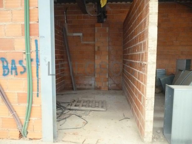 Lote para Construção c/ Benfeitoria de Armazém Industrial · Aguada de Cima, Águeda