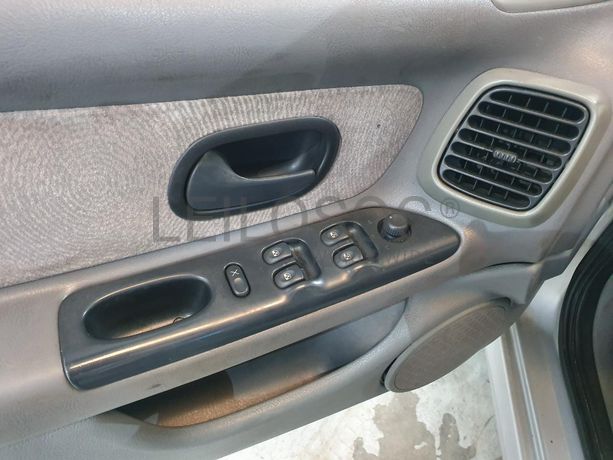 Renault Laguna 1.9 DTI · Ano 1999