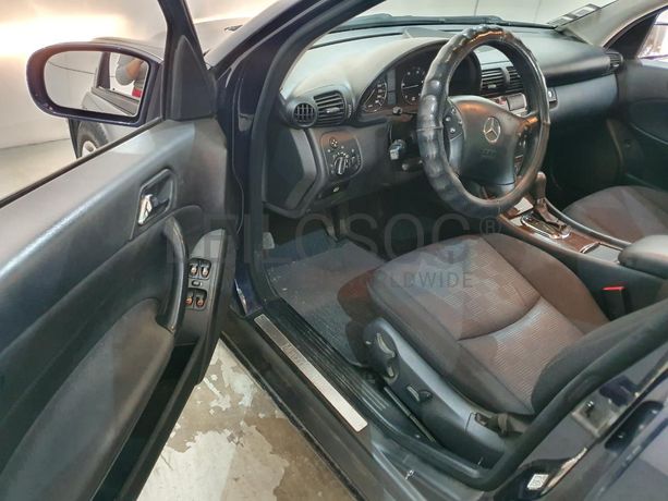 Mercedes-Benz C200 CDI · Ano 2004