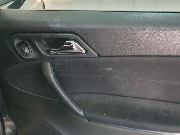 Mercedes-Benz C200 CDI · Ano 2004