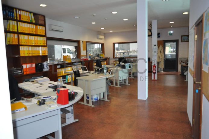 Armazém Industrial (3 Pisos) c/ logradouro· Santa Maria da Feira