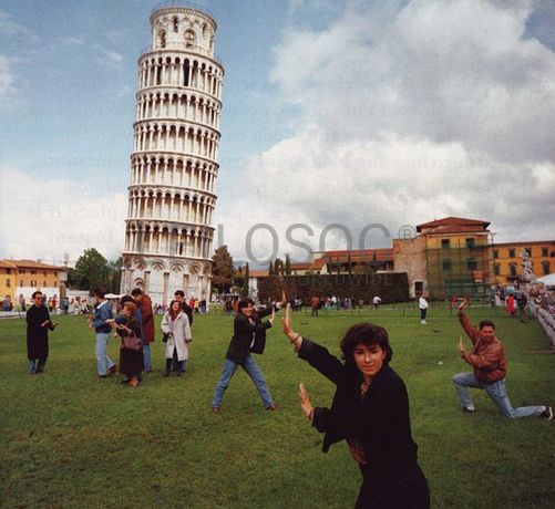 Doze Pratos com brasão - Prata .925 + Seis pratos com brasão - Prata .925 + Duas Taças lisas - Prata .925 + Duas Jarras em Prata - Alt: 16 cm