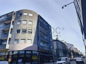 Edifício de 6 Pisos  · Porto