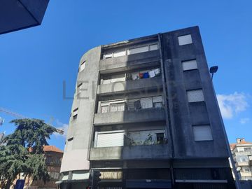 Edifício de 6 Pisos  · Porto