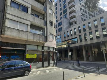 Edifício de 6 Pisos  · Porto